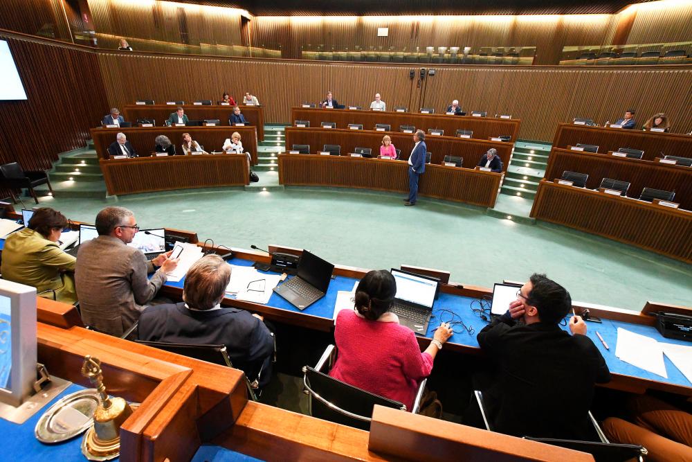 Razprava o zakonu za obnovitev pokrajin v deželnem svetu deli mnenja