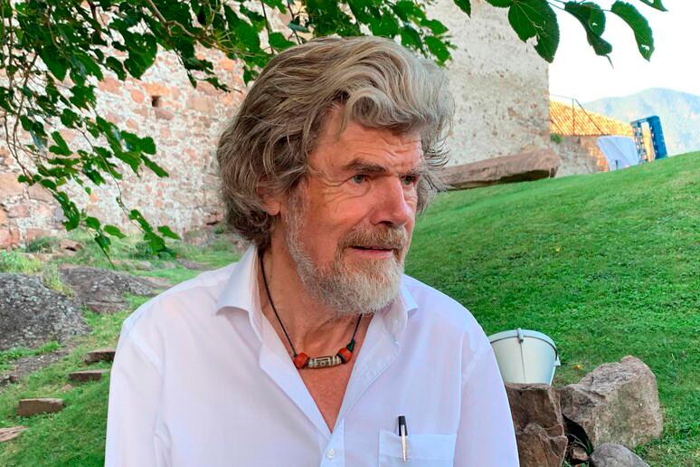 Reinhold Messner pri 82 letih znova na usodni gori (video)