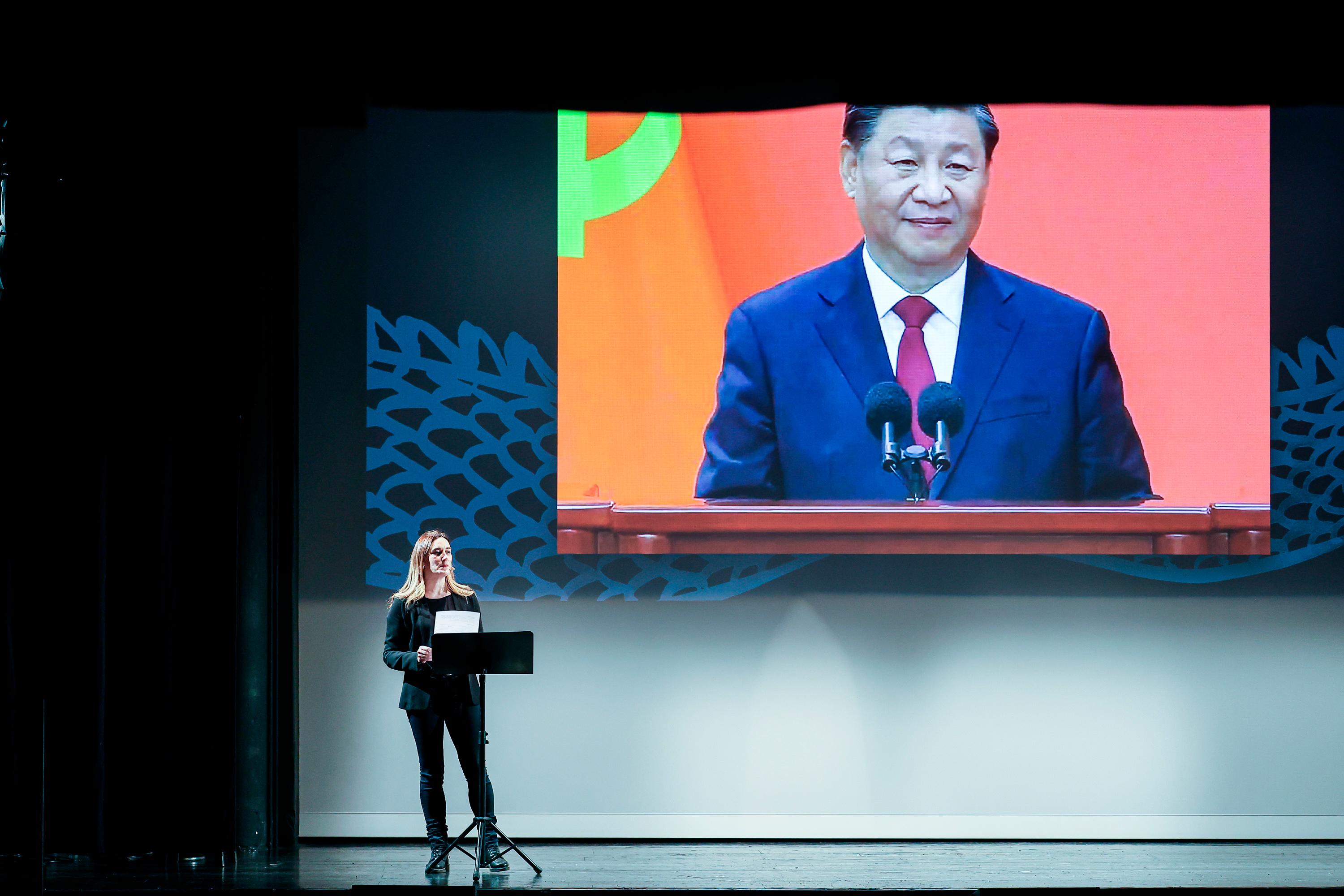 Kitajska med preteklostjo in sedanjostjo