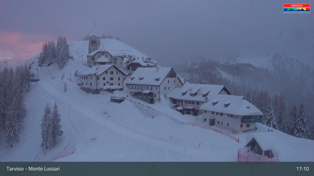 V smučarskih središčih FJK debela snežna odeja