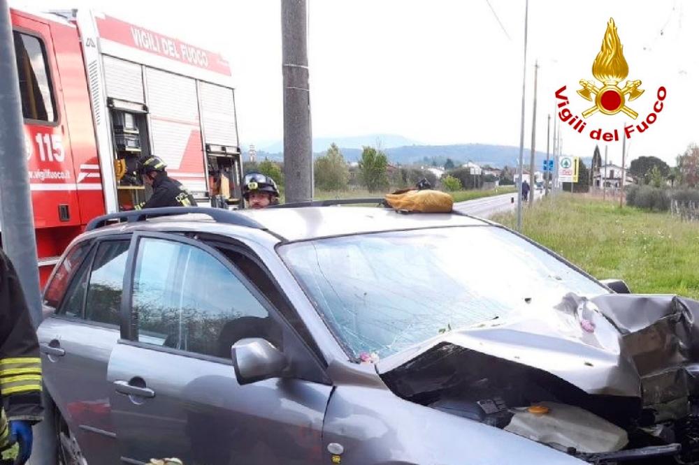 Z avtomobilom v drog javne razsvetljave in dvoriščna vrata