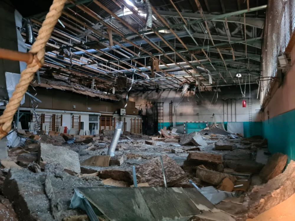 Pogorelo ostrešje telovadnice osnovne šole na Mostu na Soči