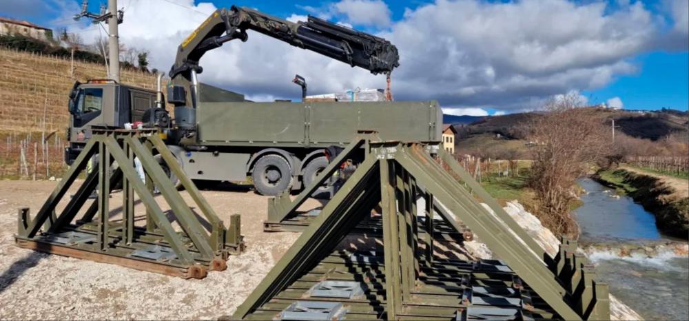 V Goriških brdih so začeli postavljati začasni most čez reko Reko