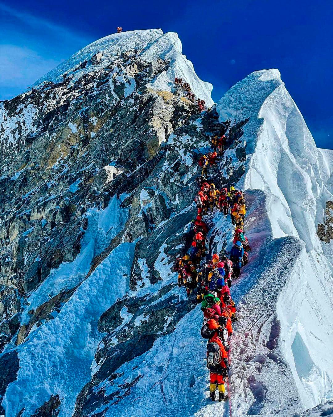 Mount Everest tudi letos oblegajo množice