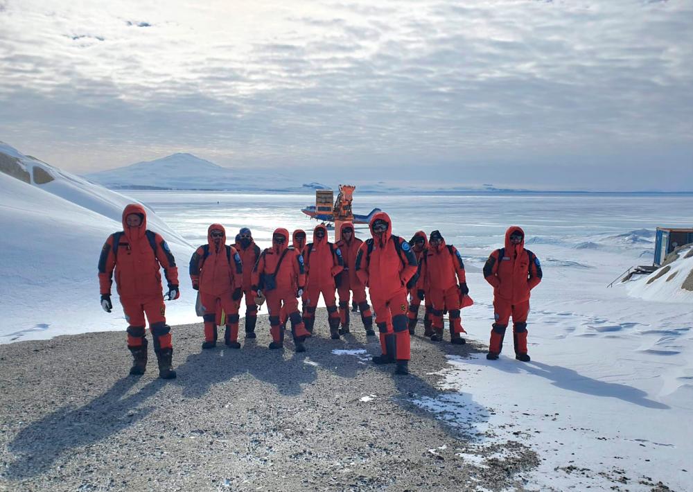 Ledolomilec Laura Bassi odplul na Antarktiko