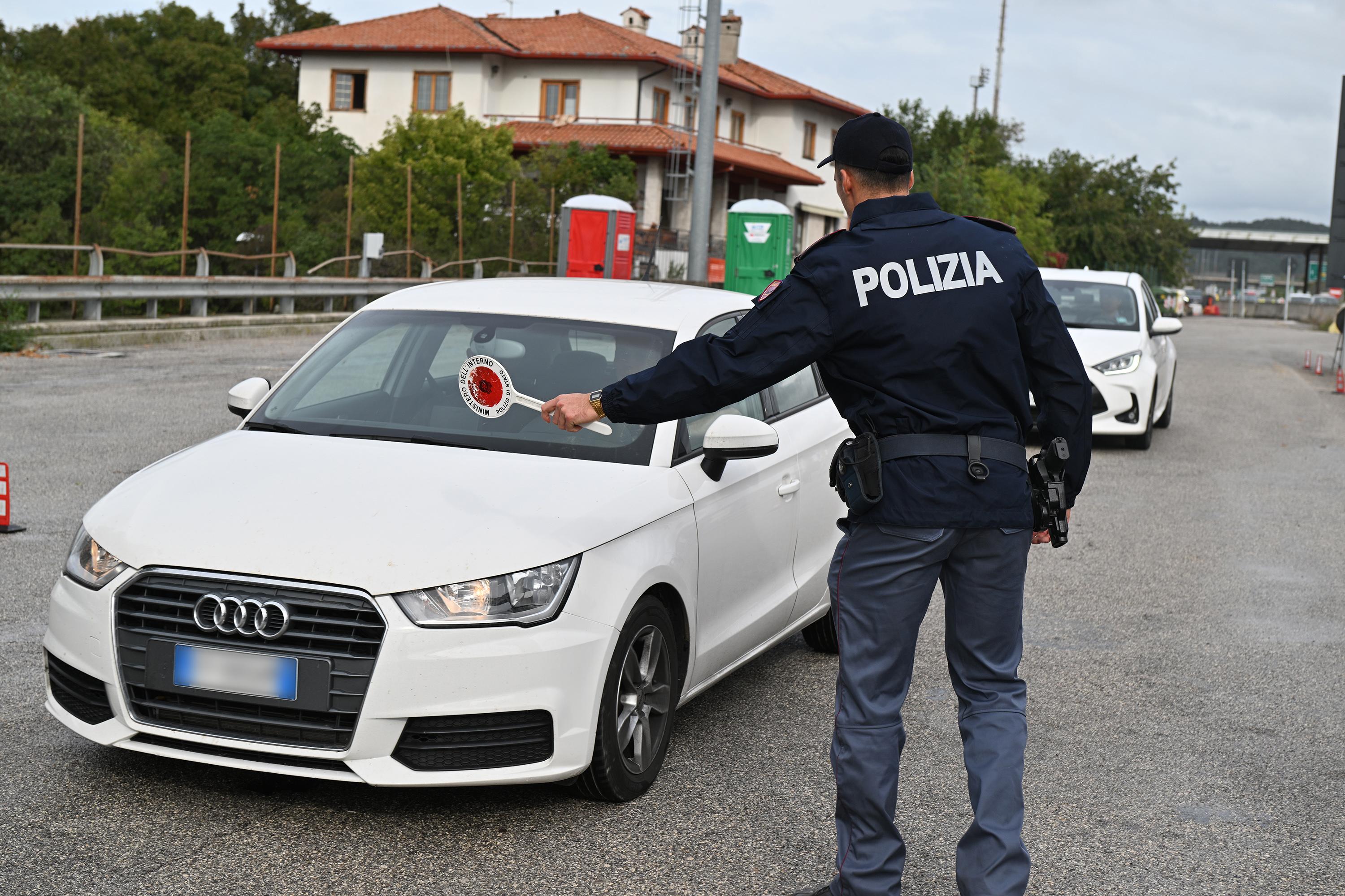 Bruselj Italijo in Slovenijo pozval k postopni odpravi nadzora na...