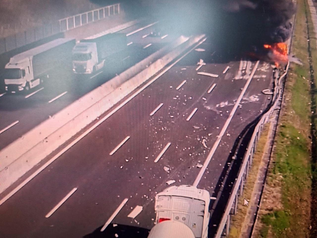 Avtocesto A4 ponovno zapirajo v obe smeri