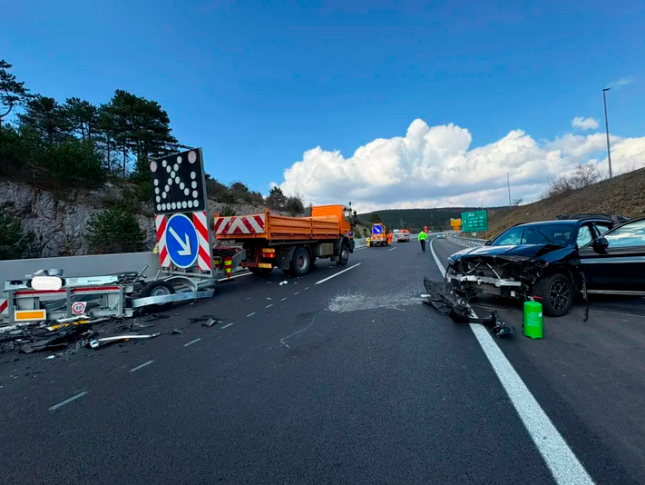 Na avtocesti pri Kozini s športnim terencem v tovornjak in Darsovo prikolico