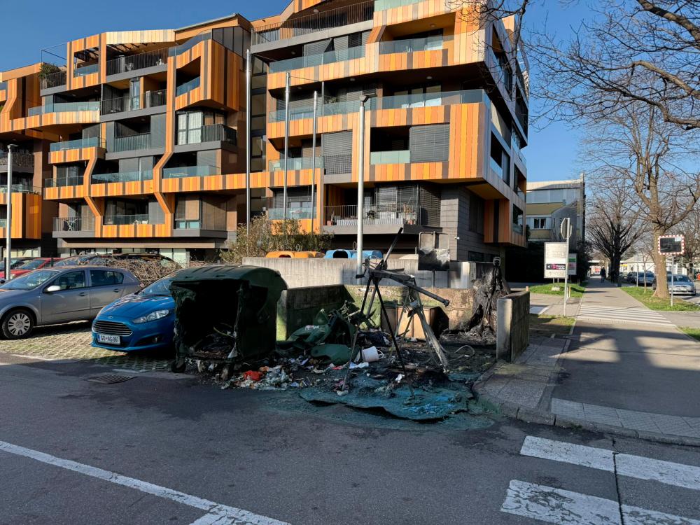 V Novi Gorici ponoči zagoreli zabojniki za odpadke in avtomobil