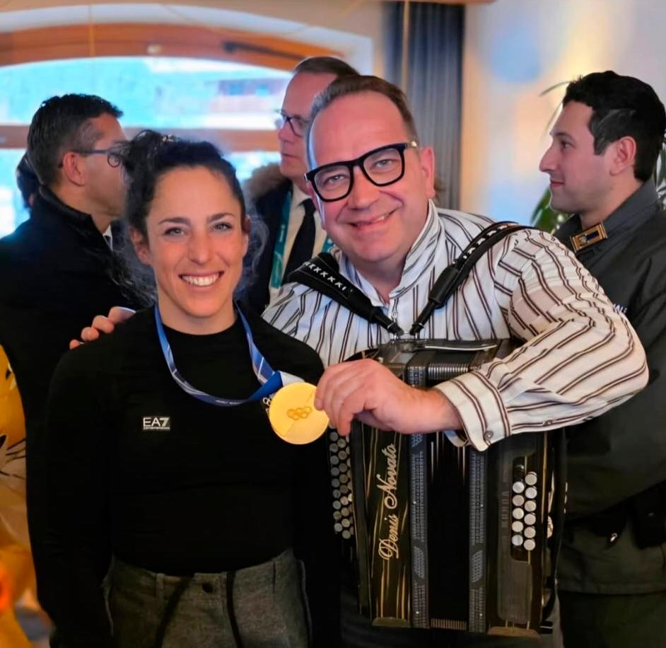 Sofia Goggia zaigrala na harmoniko Denisa Novata (video)