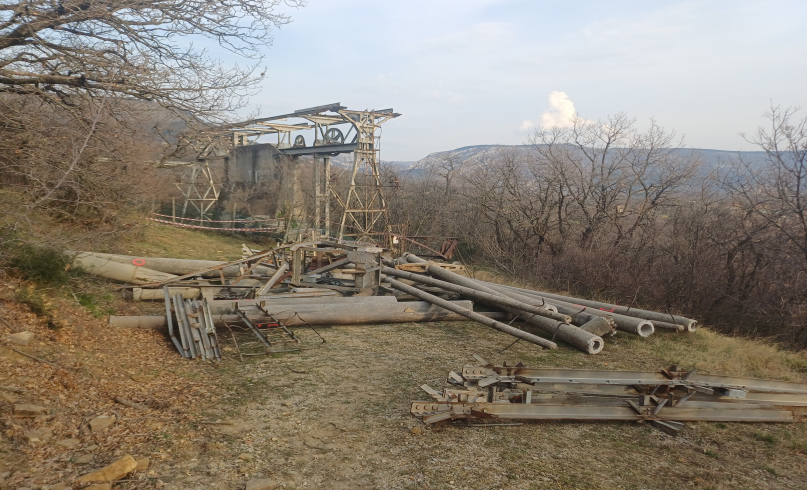 V tržaškem predmestju odstranjujejo zapuščeno žičnico