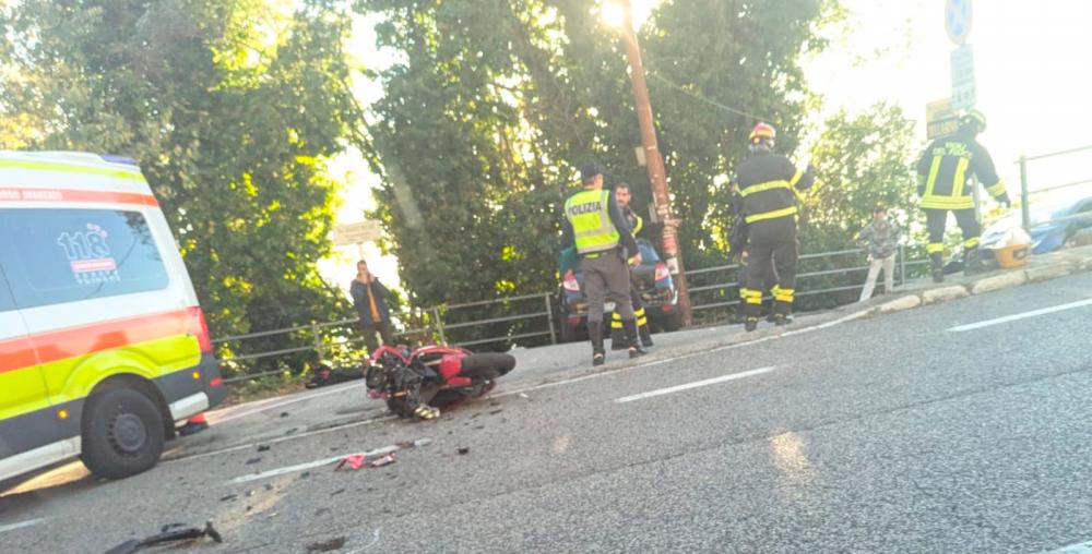 Na Obalni cesti trčila avtomobil in motor