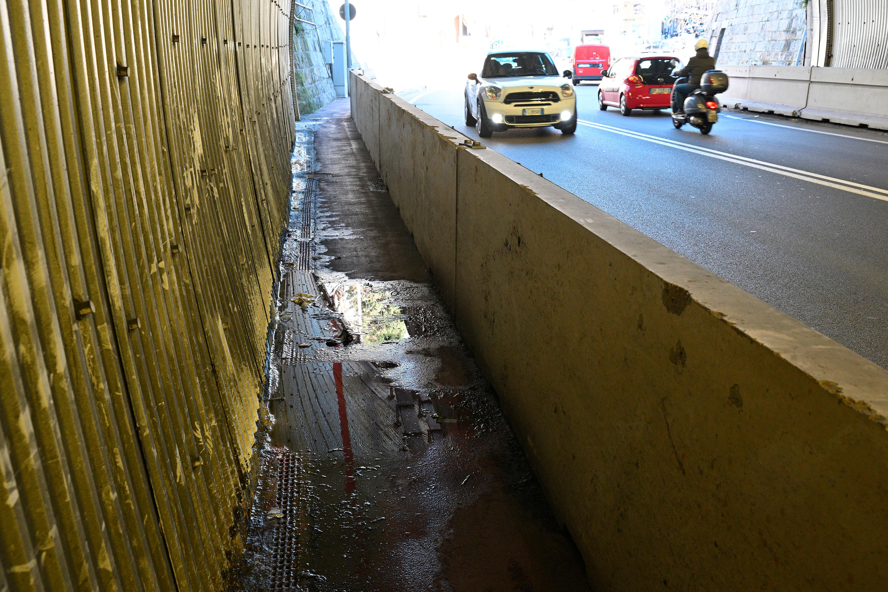 Kljub sanaciji v predoru Bombelj še vedno pušča voda (video)