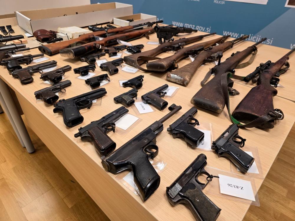 Slovenska policija nezakonito orožje prevzela v 387 primerih (foto)