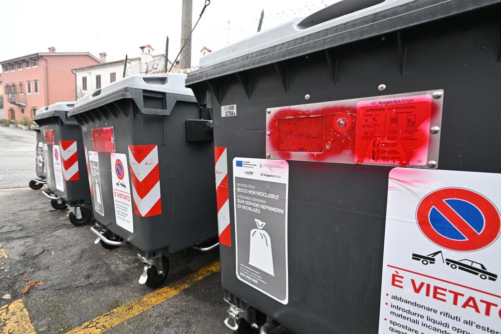 NAJ FOTO TEDNA: Odpor do novih zabojnikov na Krasu