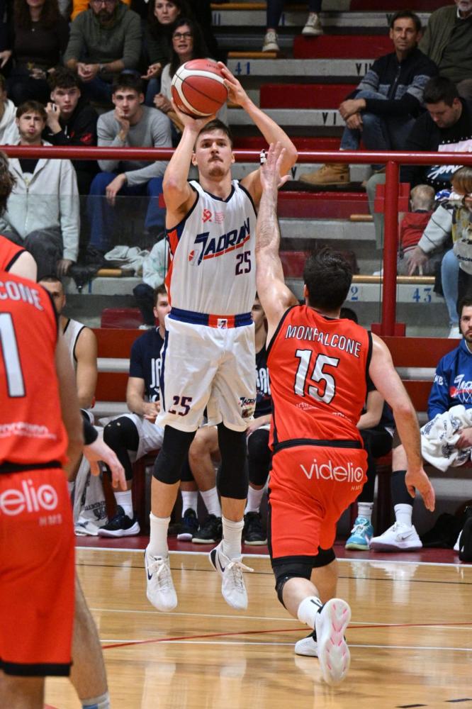 Jadran ni bil dovolj učinkovit, da bi premagal Falconstar