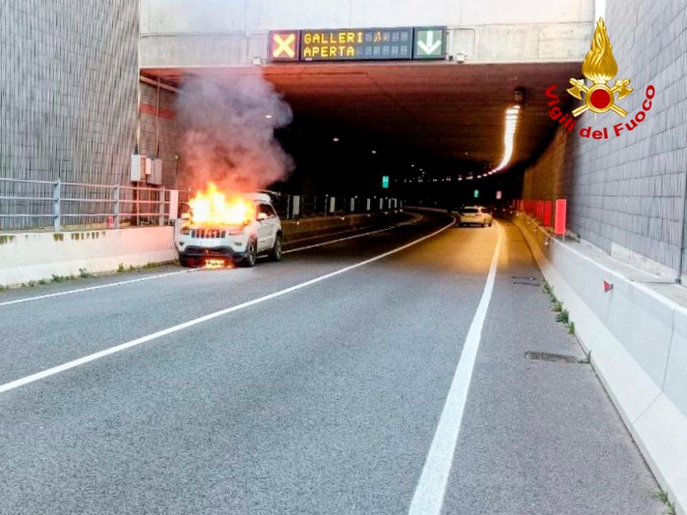 V predoru zgorel avtomobil