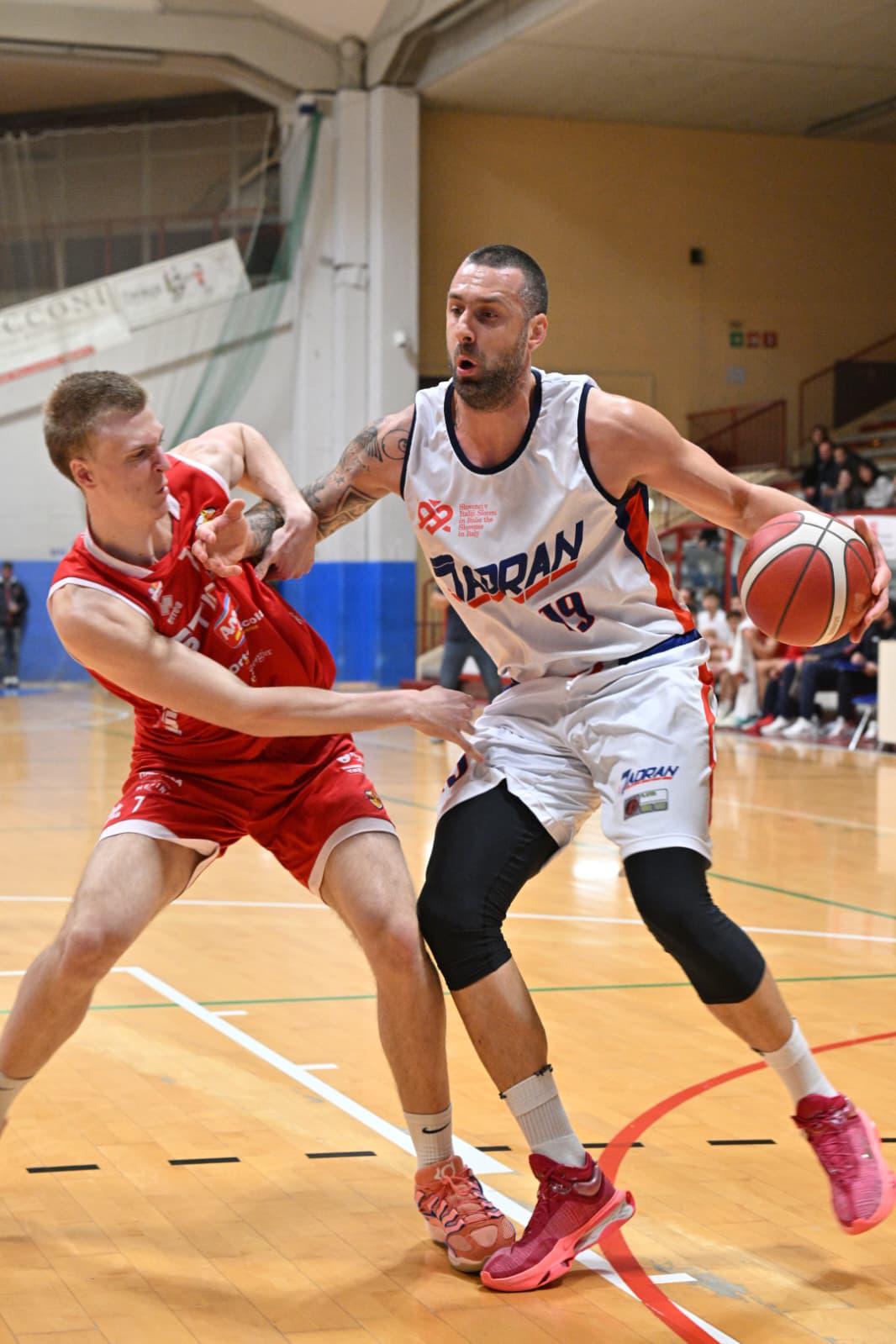 Tesen poraz Jadrana na domačem parketu