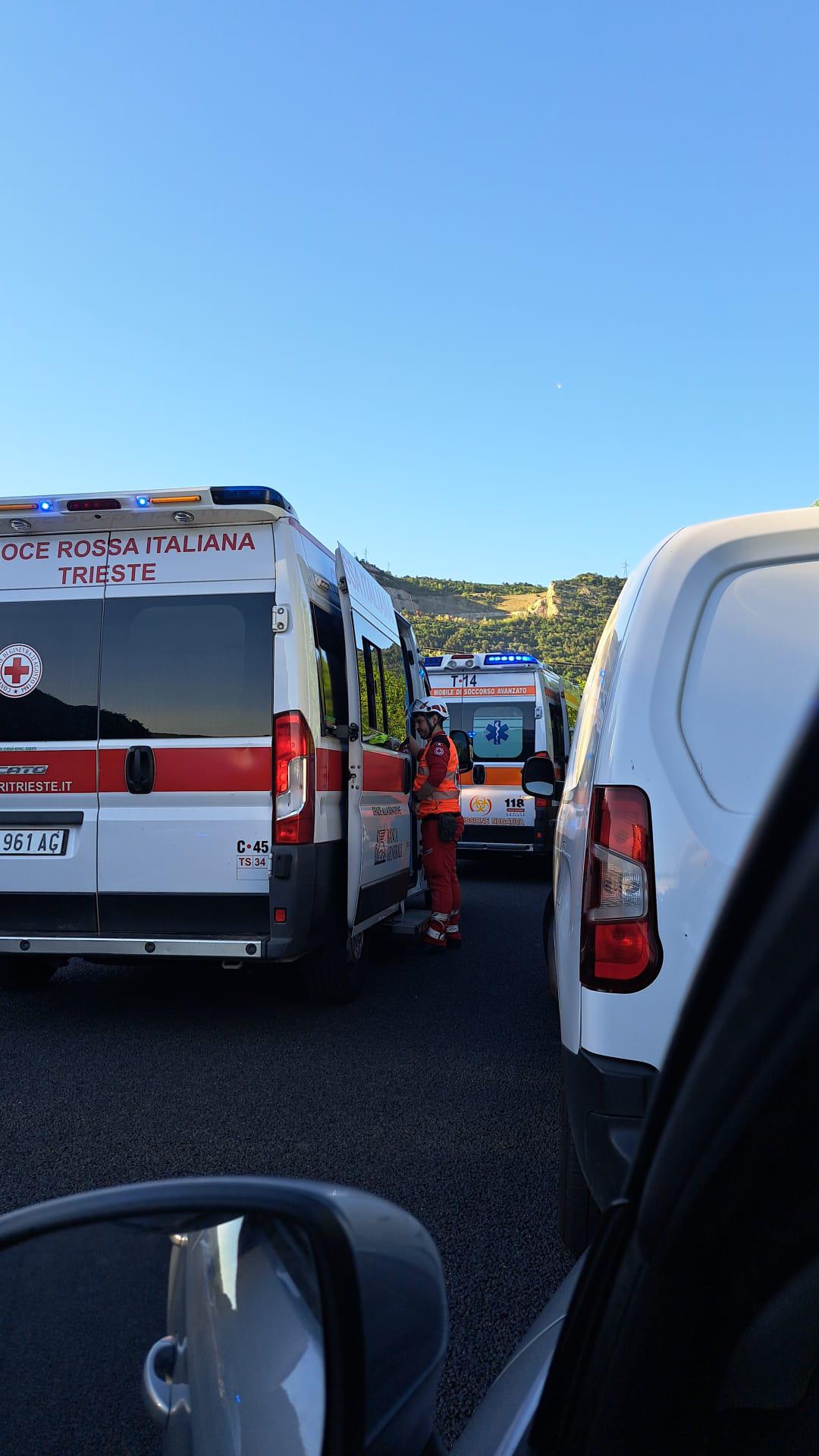 Na avtocestnem priključku pri Boljuncu trčil v obcestno ograjo