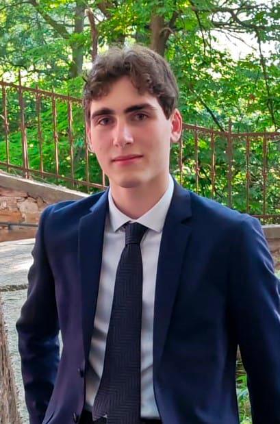 Zanimajo ga aktualne teme o politiki in ekonomiji ter tuji jeziki