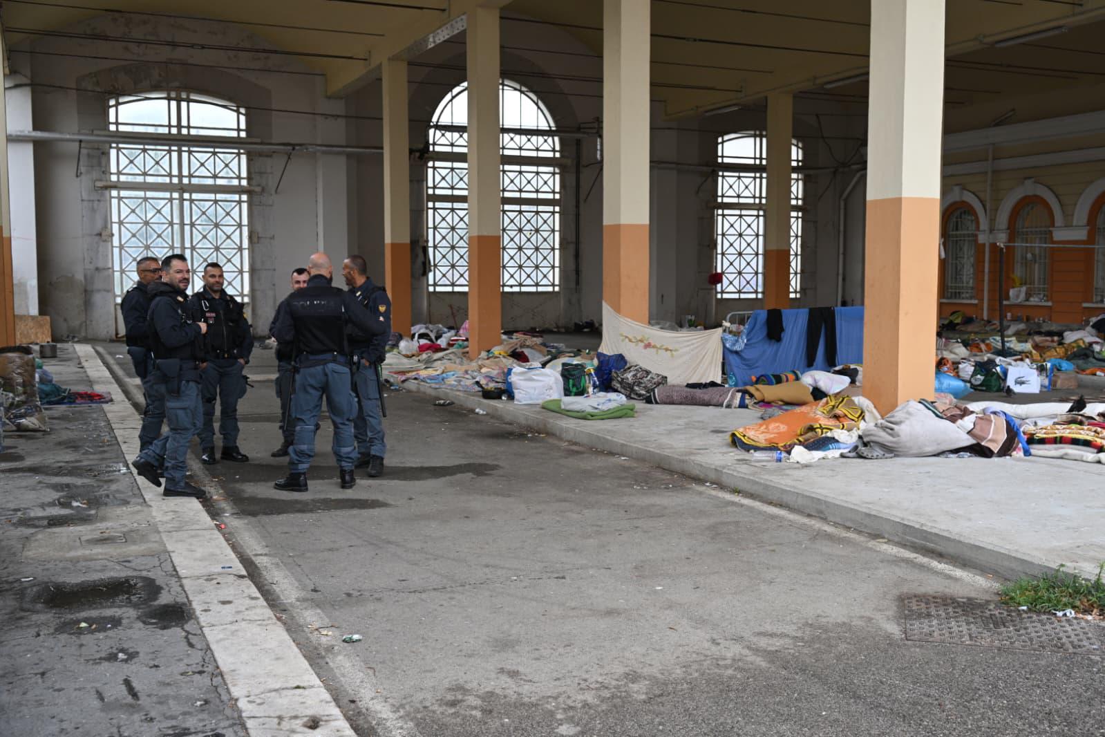 Iz Starega pristanišča odvedli okrog 100 migrantov