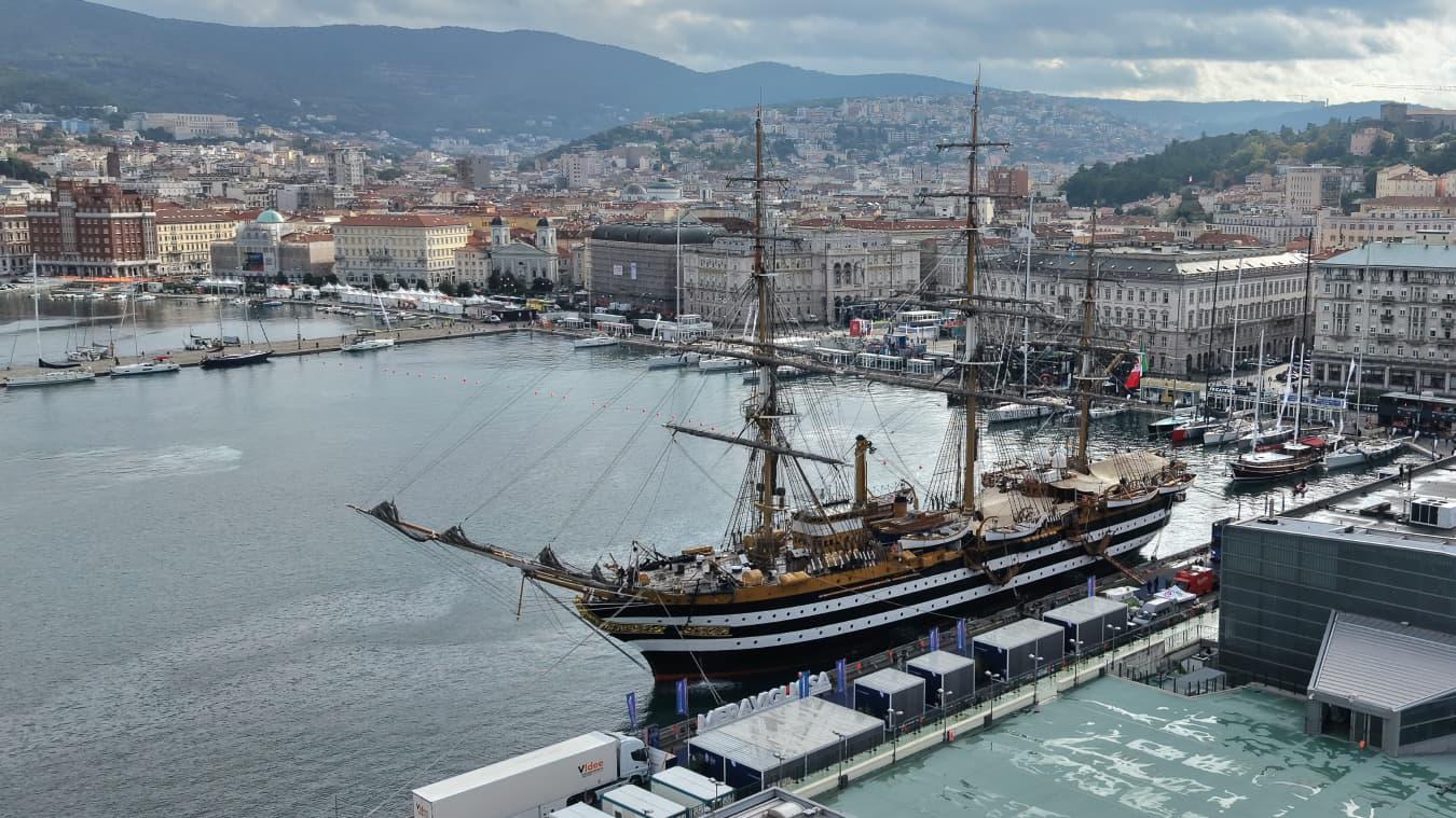 V Trst je prispela vojaška jadrnica Vespucci