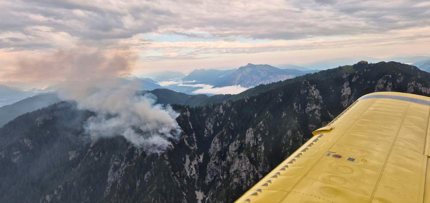 V okolici Kranjske Gore izbruhnil požar, na delu tudi air tractorji in helikopter