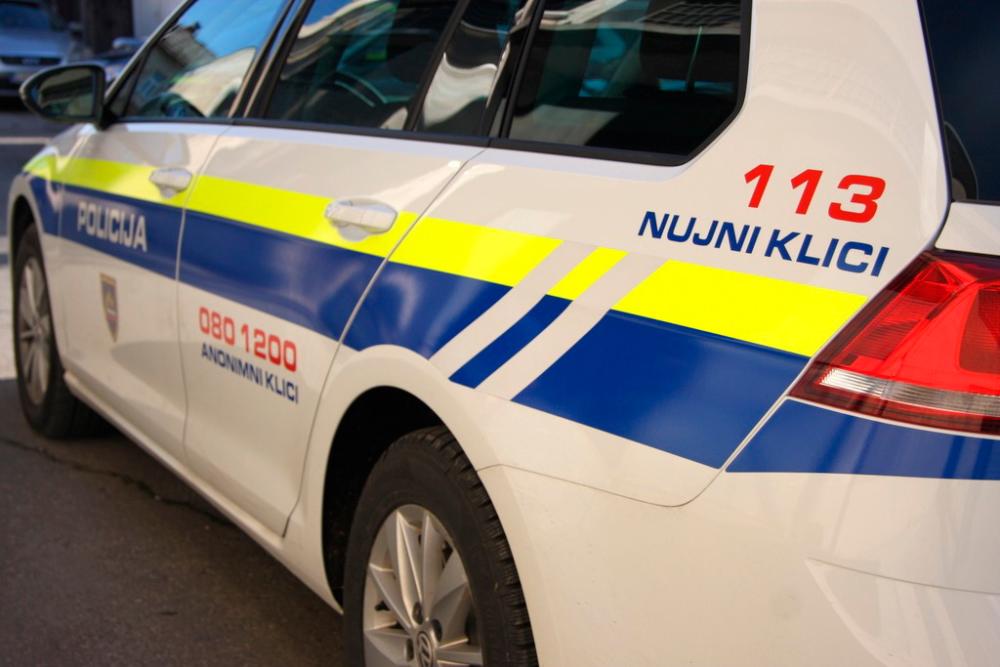 V Kopru 14-letnici zapeljala čez stopalo, policija išče voznico