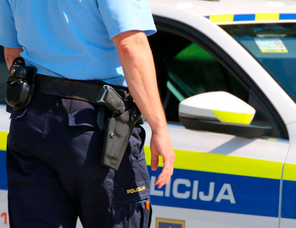 Ob reki Soči zakurili ogenj in izobesili nacistično zastavo