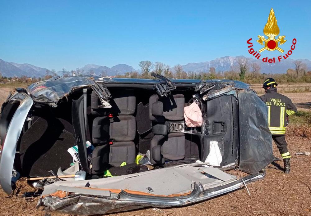 Pristal na polju in se prevrnil na bok