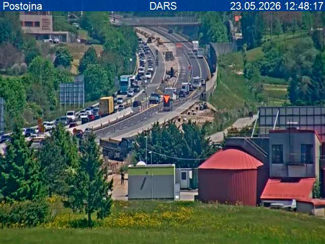 Na primorski in štajerski avtocesti so dopoldne nastajale dolge kolone