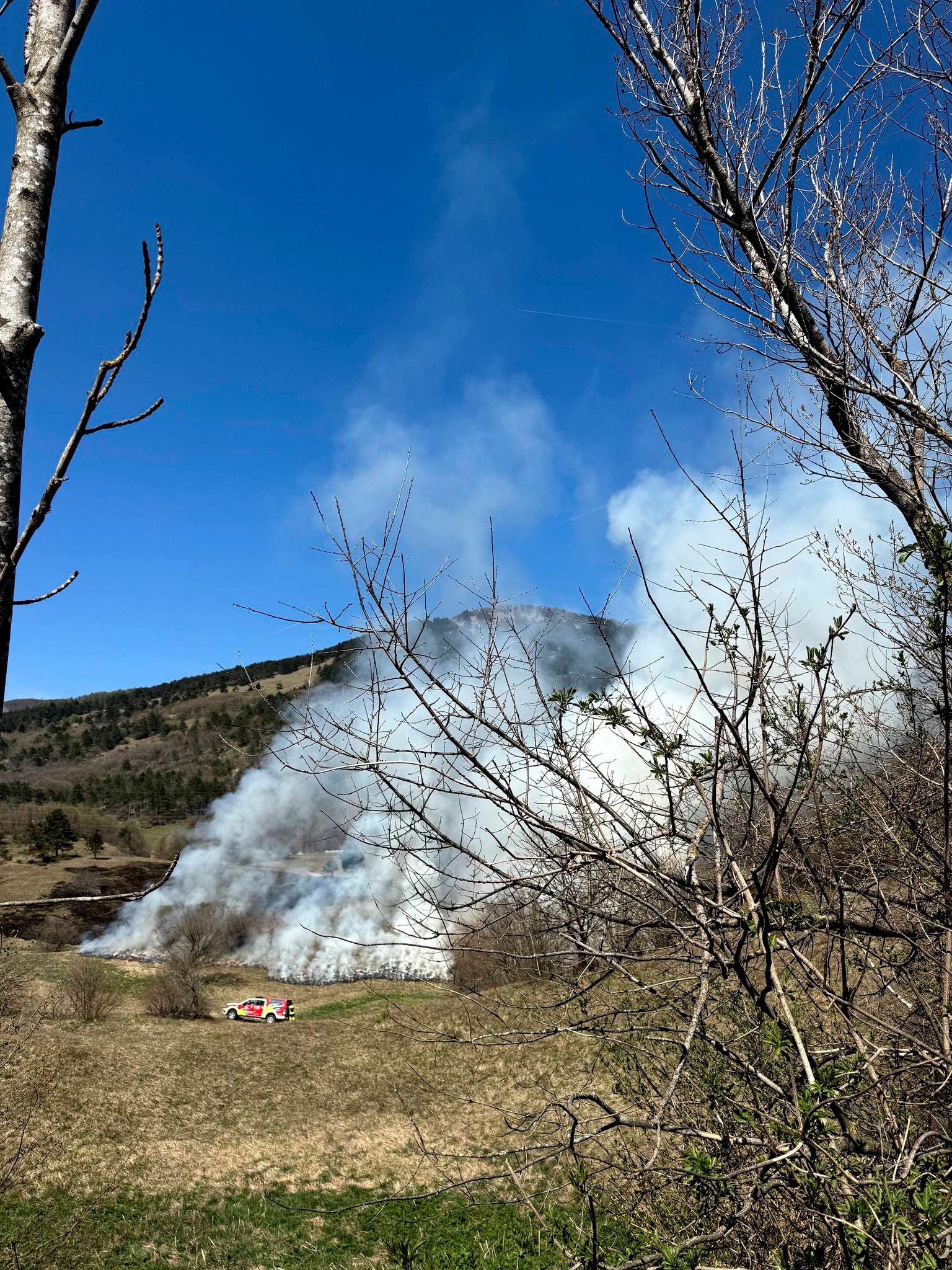 S sežiganjem neuporabnih bal sena zanetil hud požar