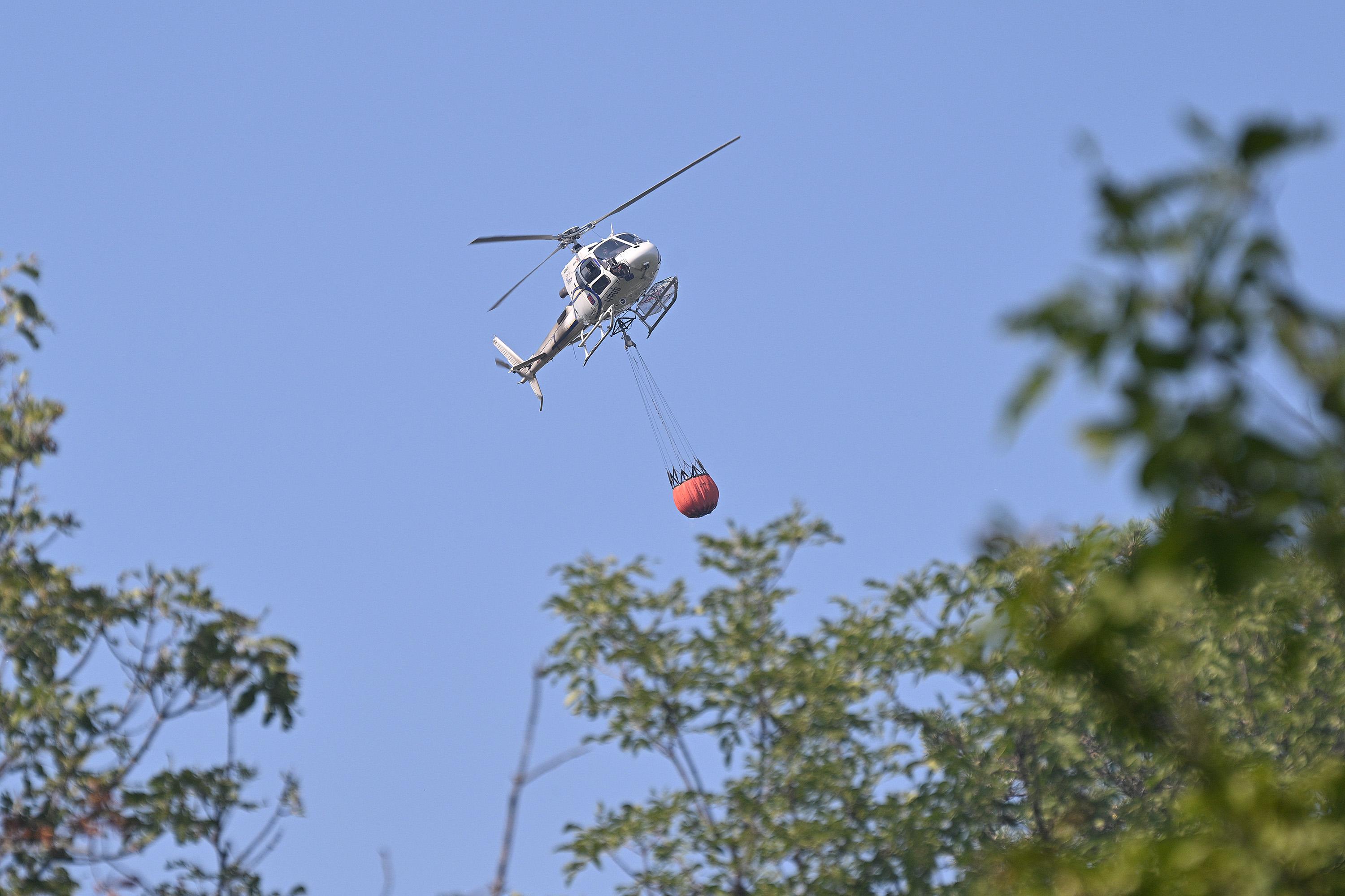 Štirinajst žarišč je zalil helikopter
