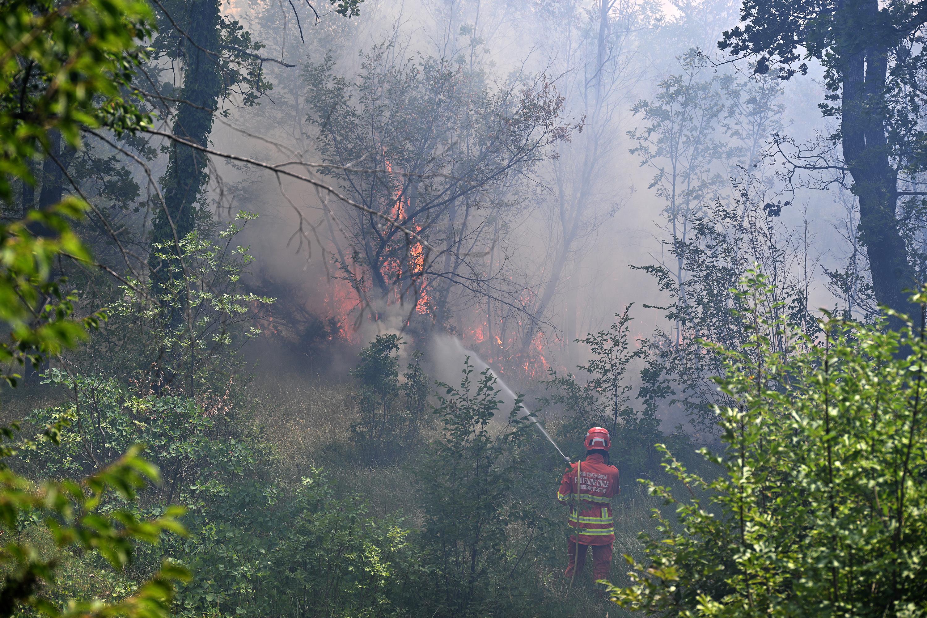 Po nočni straži v zraku droni in helikopter