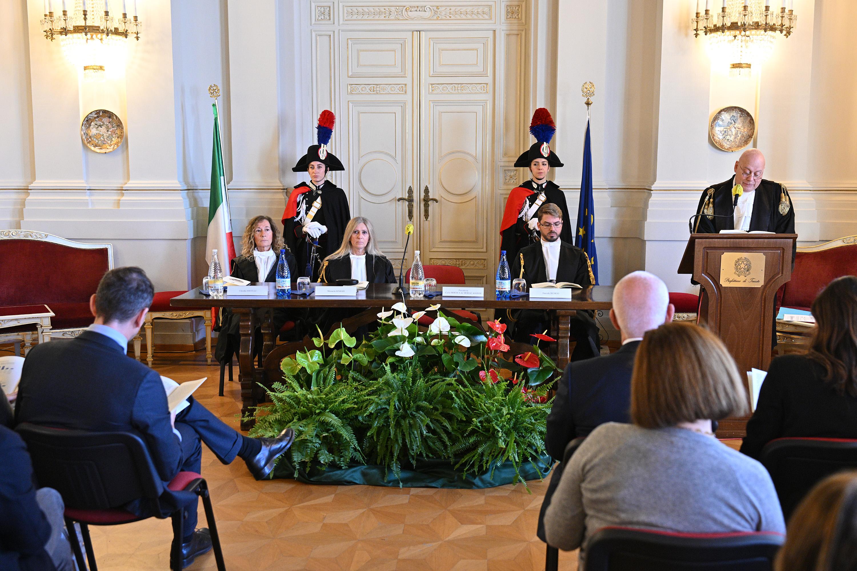 Na upravno sodišče se največkrat pritožijo učitelji in varnostni organi