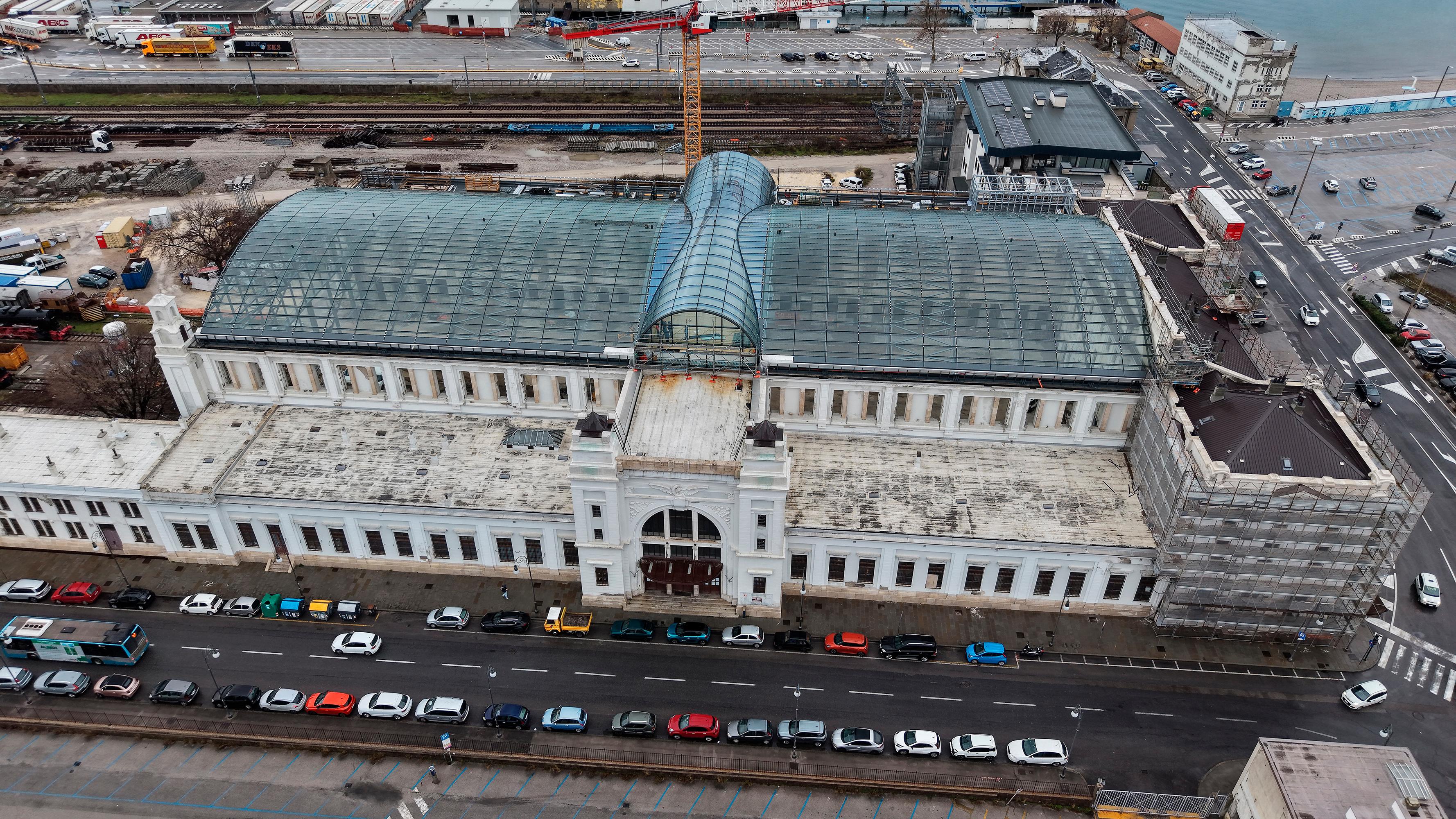 Zgodovinsko železniško postajo že krasi steklena streha