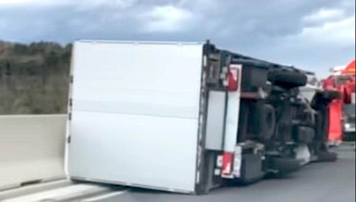 Močan veter povzroča škodo na Primorskem