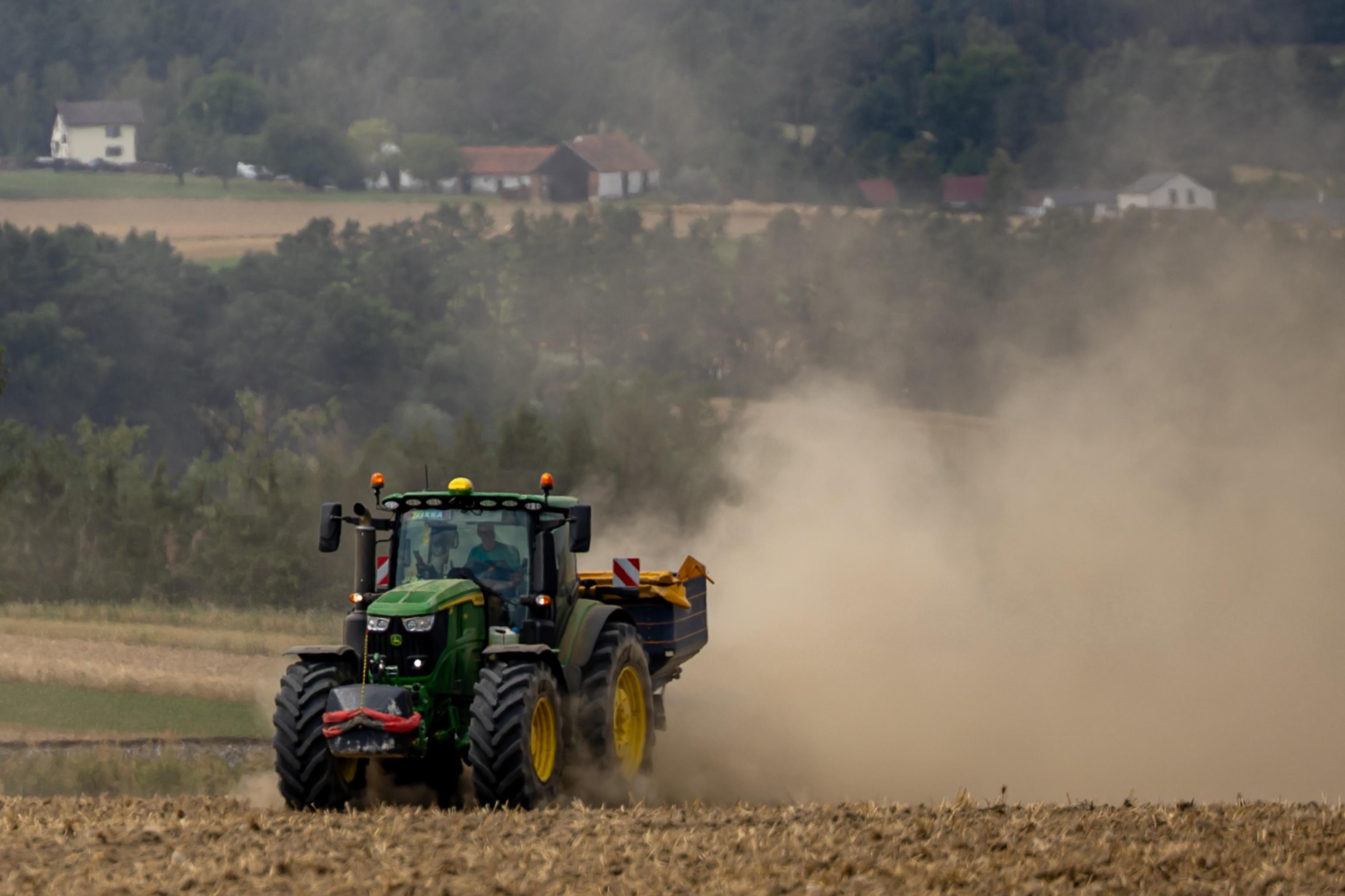 Prevrnjen traktor ukleščil 65-letnika
