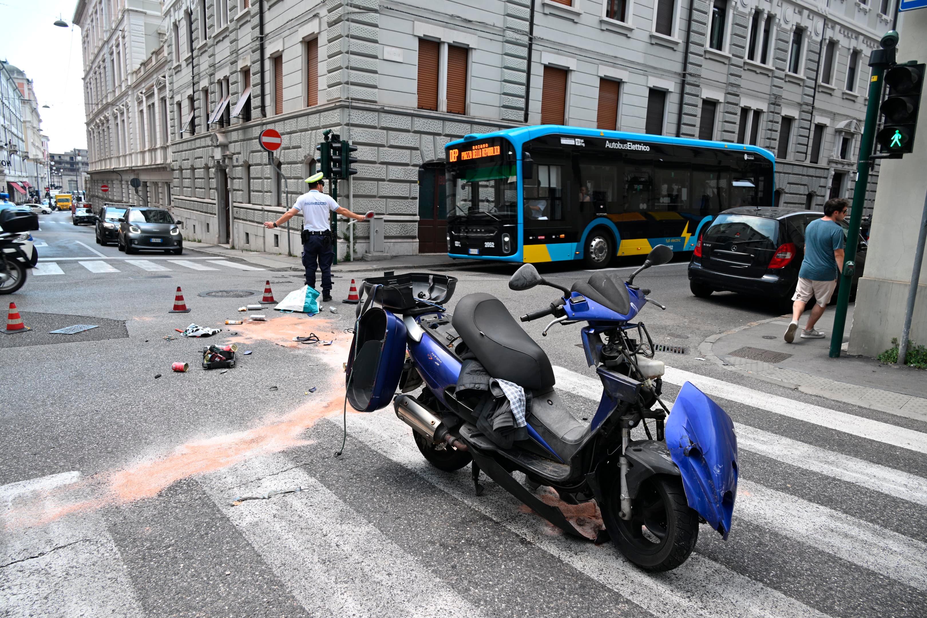 V križišču med ulicama Udine in sant’Anastasio trčila kombi in skuter