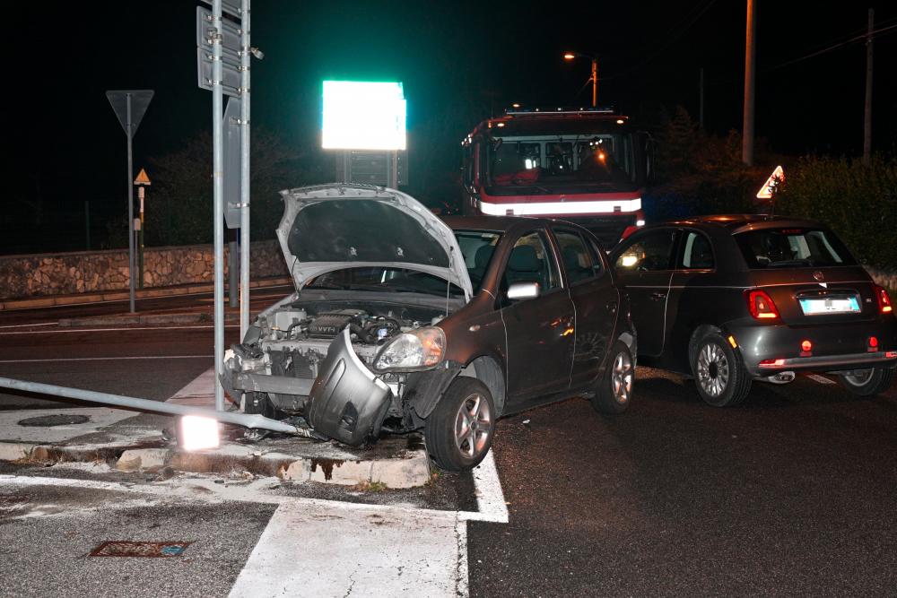 Med Trebčami in Padričami trčila avtomobila