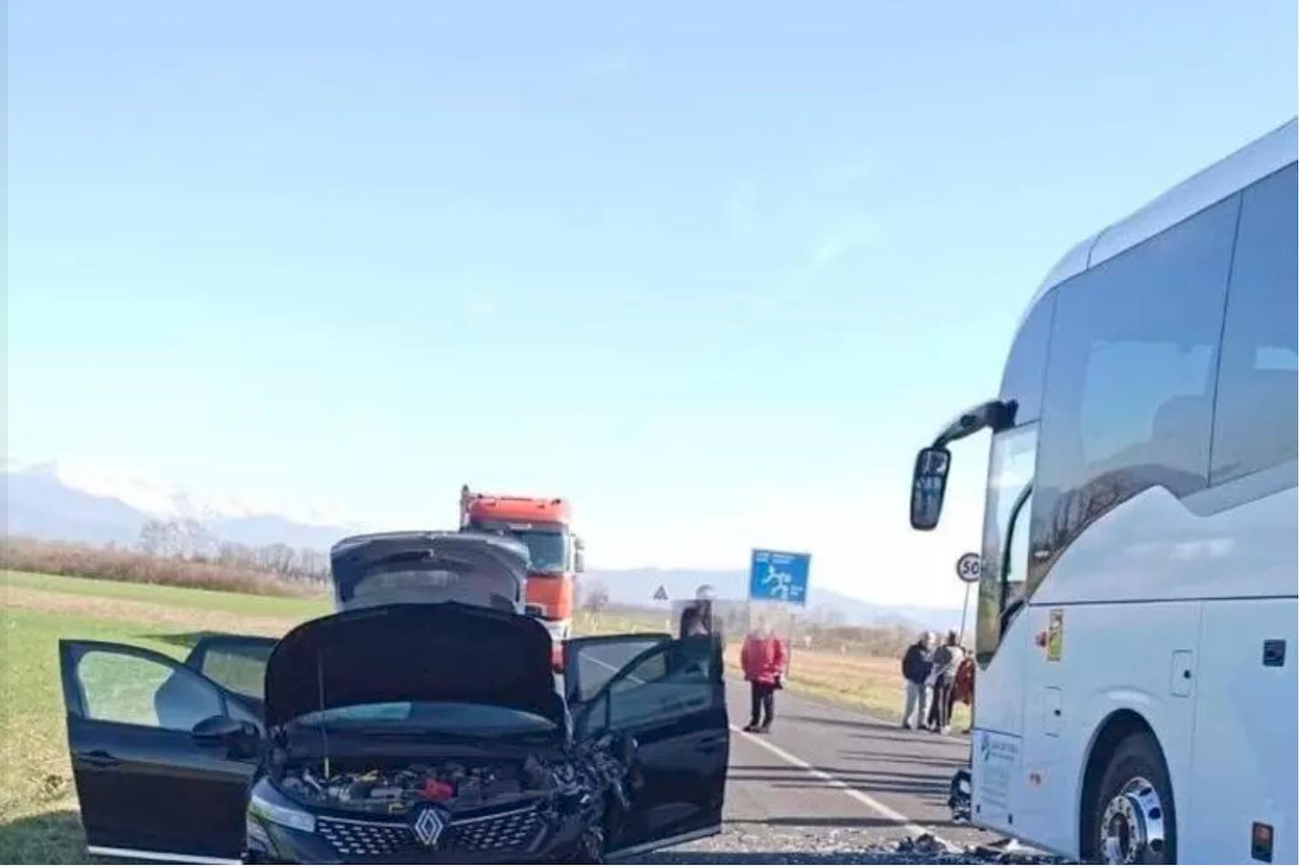 Pri Čedadu čelno trčila avtomobil in poln turistični avtobus