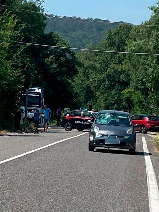 Avtomobil zbil kolesarja