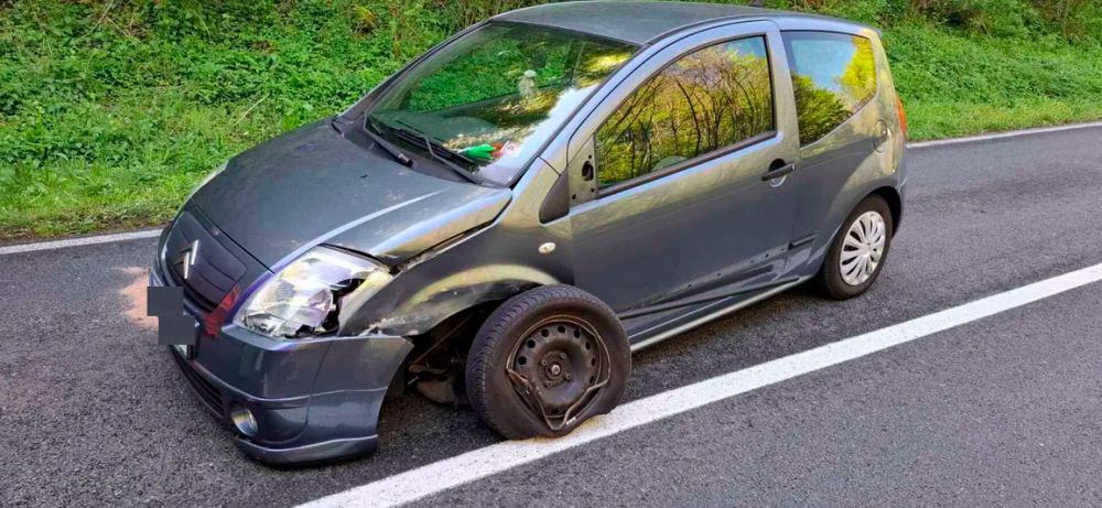 V ostrem ovinku zapeljala na nasprotni vozni pas in povzročila nesrečo