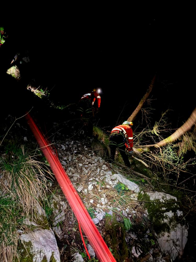 Plezalec zdrsnil v globino dvajsetih metrov