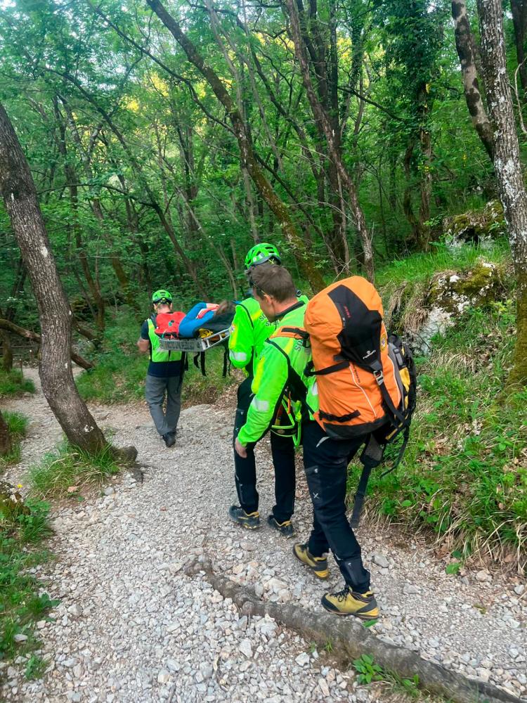 Na stezi prijateljstva reševali pohodnico
