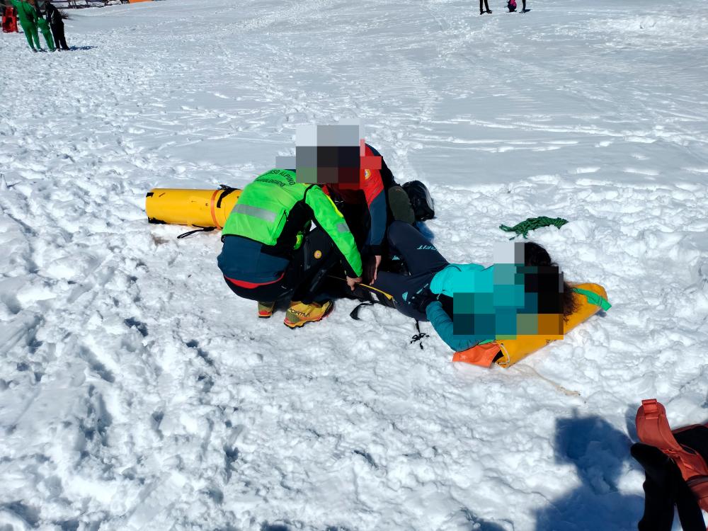 Pohodnik zdrsnil po zasneženem pobočju