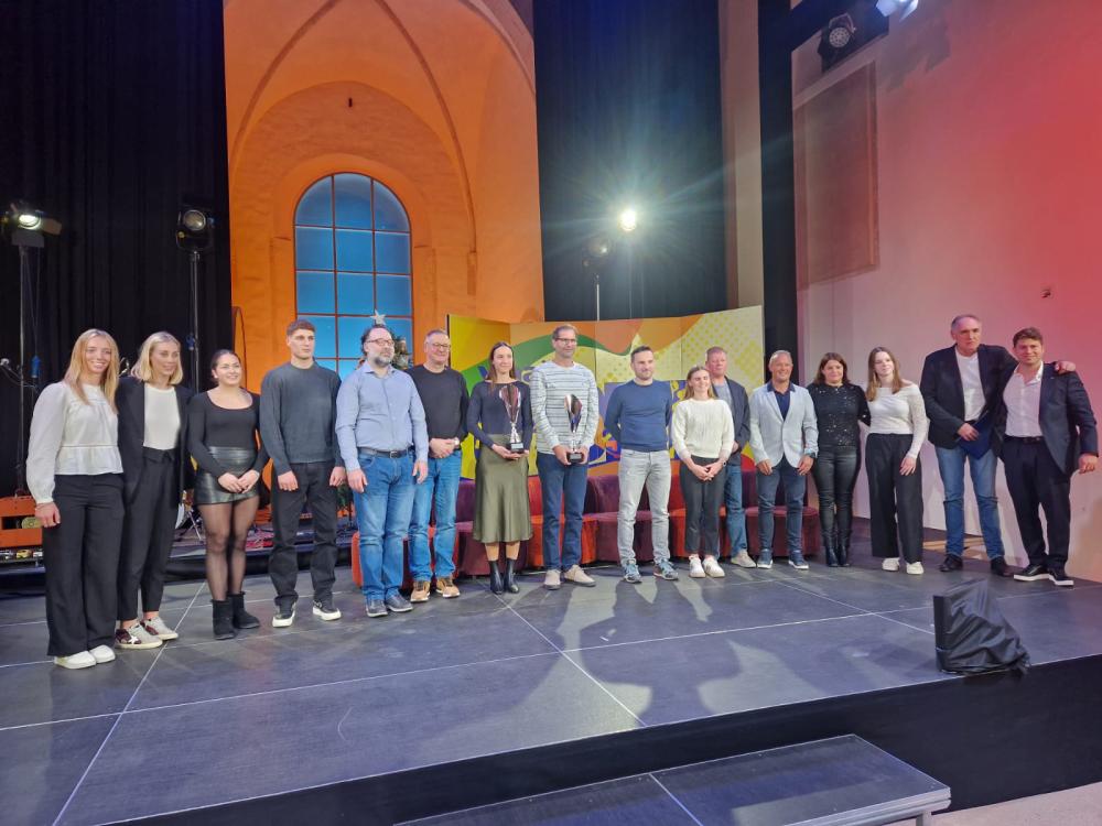 Kanuist, kajakašica in odbojkarji