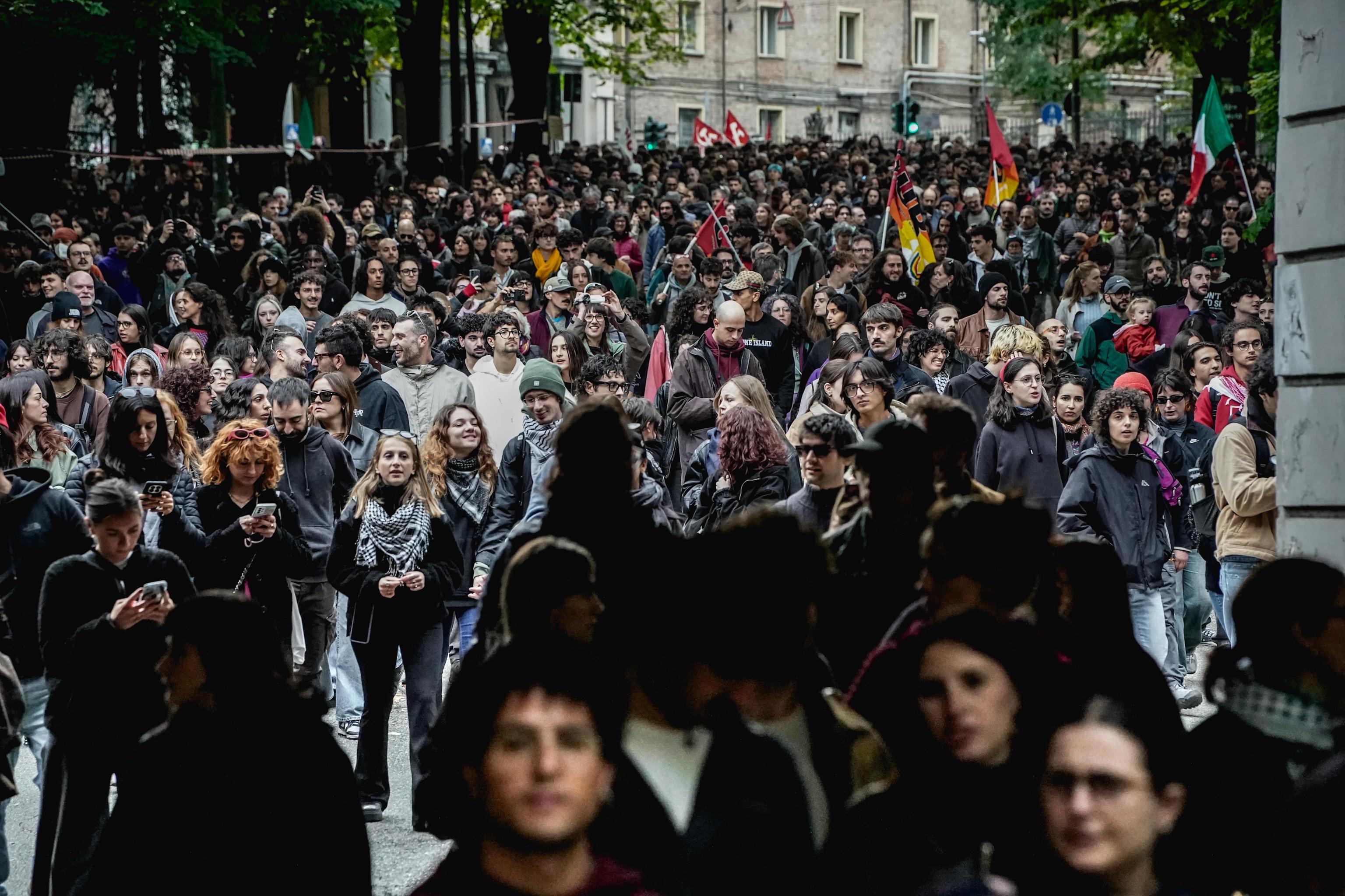 Množično proti draginji in družbi, ki izključuje mlade