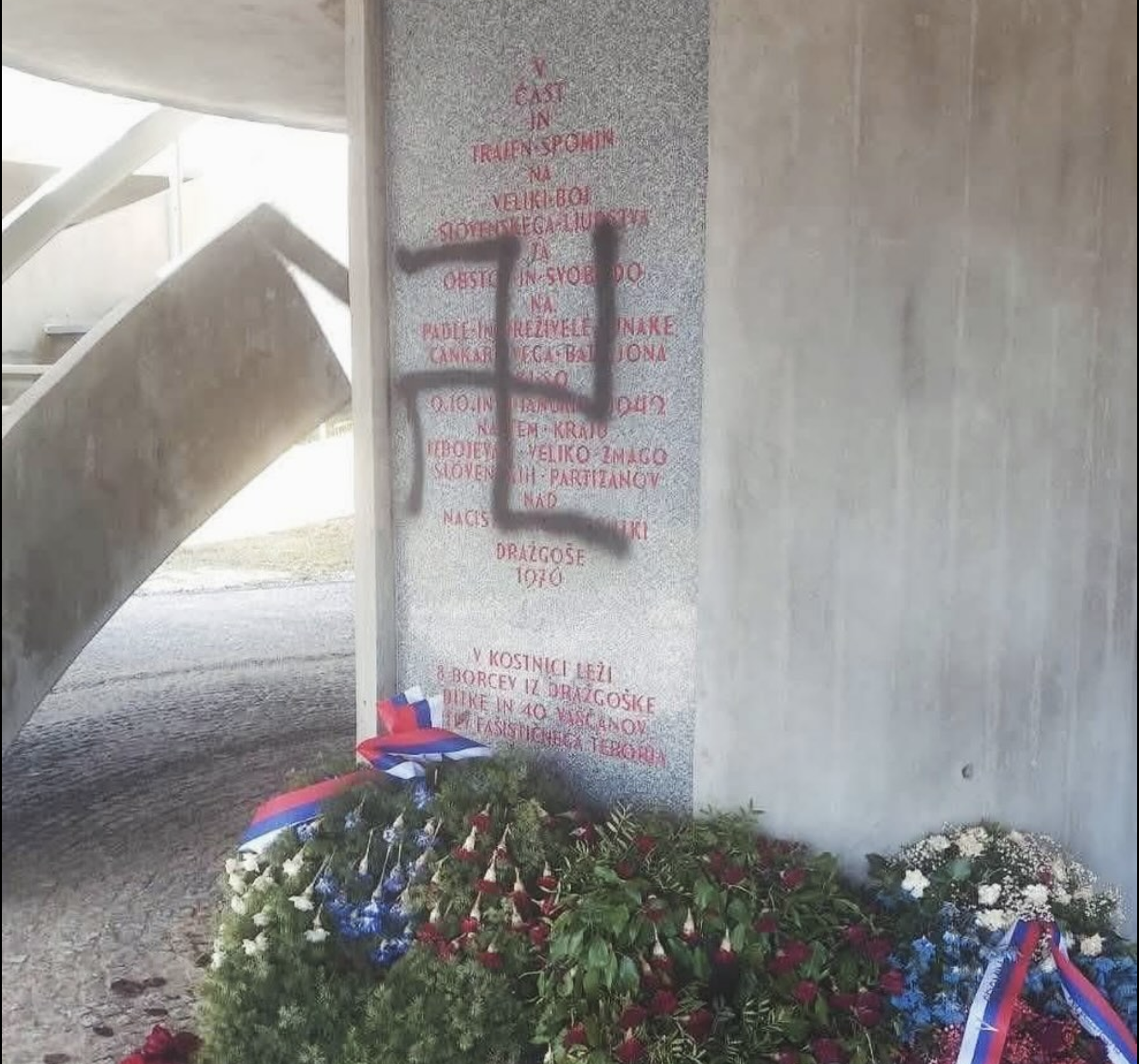 Spomenik v Dražgošah oskrunili s kljukastim križem