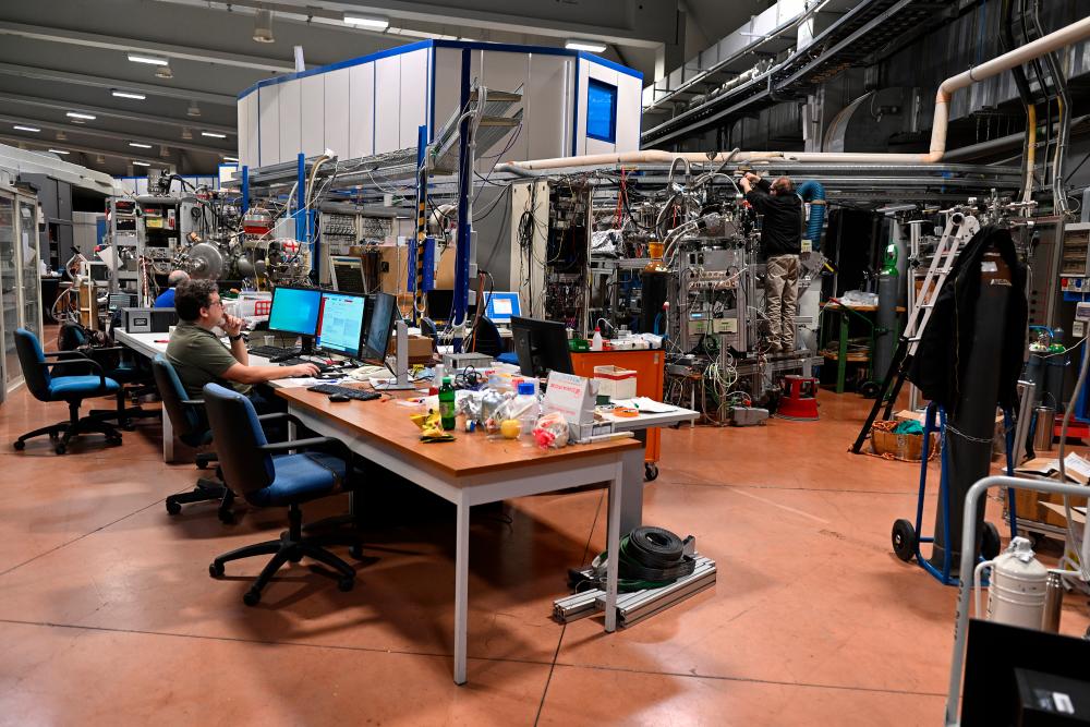 Sinhrotron bo postal deloma slovenski